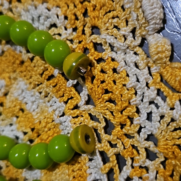 Vintage Green Carved Lucite Beaded Statement Necklace - Picture 4 of 9